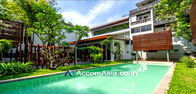 เช่าบ้านเดี่ยว ดิเอ็มโพเรี่ยม : 🔼🔽 AccomA 📩  Resort-Like Wooden Home with Lush Garden and Privacy  (AA30881)