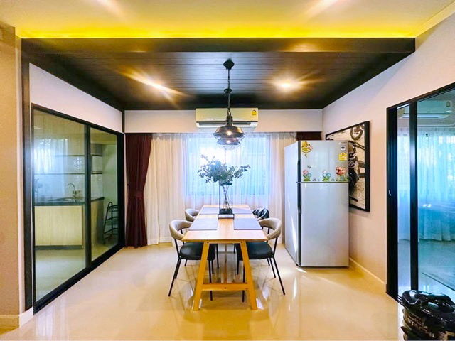 picture Luxury mansion with built-in fur ChuanChuen Golf Club 2.7km Sarasas Ratchaphruek Sch 3-4bed - 4/8