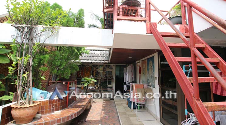 picture 🔼🔽 AccomA 📩 Vintage-style house with red stair and open layout (110169) - 7/8