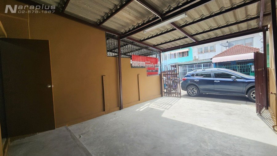 รูป 68070878 : ขายทาวน์เฮ้าส์ 2 ชั้น ตกแต่งใหม่ บนที่ดิน 18 ตร.ว. หมู่บ้านมโนรมย์ 1 เลี่ยบคลองสอง 18 คลองสามวา กรุงเทพ - รูปที่ 4/16