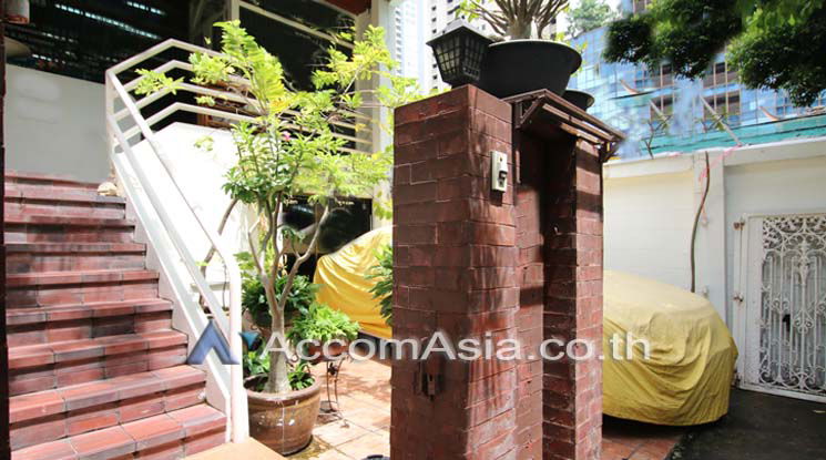 picture 🔼🔽 AccomA 📩 Vintage-style house with red stair and open layout (110169) - 2/8