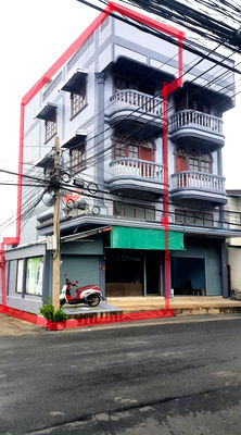 Shophouses for rent : Commercial building for rent Soi Phrahonyothin58