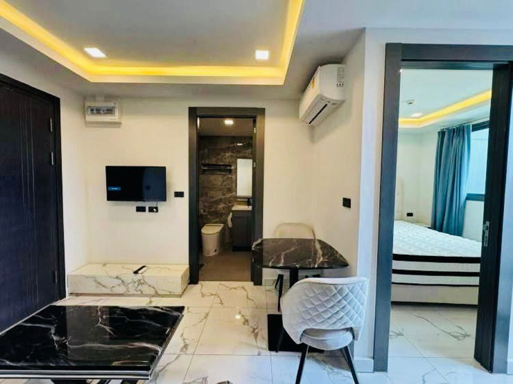 picture Why buy this unit? Quiet, private, good atmosphere, views both day and night. - 9/20