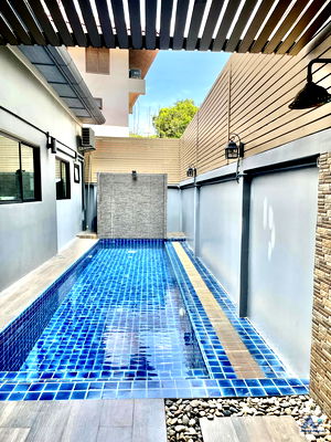 เช่าบ้านเดี่ยว ดิเอ็มโพเรี่ยม : 🔼🔽 AccomA 📩 Sunlit family home with private garden and pool in Sukhumvit (AA24620)
