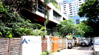 เช่าบ้านเดี่ยว ดิเอ็มโพเรี่ยม : 🔼🔽 AccomA 📩 Vintage-style house with red stair and open layout (110169)