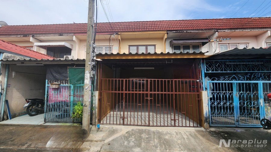 รูป 68070878 : ขายทาวน์เฮ้าส์ 2 ชั้น ตกแต่งใหม่ บนที่ดิน 18 ตร.ว. หมู่บ้านมโนรมย์ 1 เลี่ยบคลองสอง 18 คลองสามวา กรุงเทพ - รูปที่ 1/16