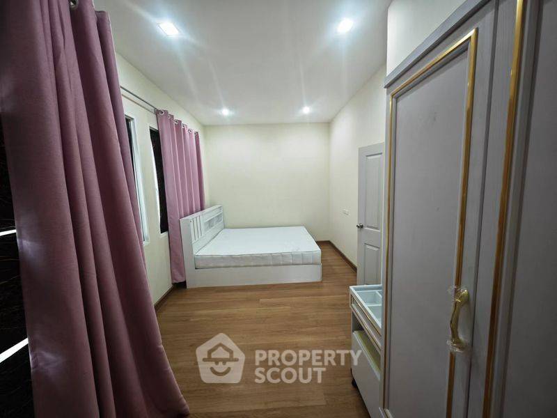 picture 4-BR Townhouse close to East Pattaya (ID 2159565) - 8/12