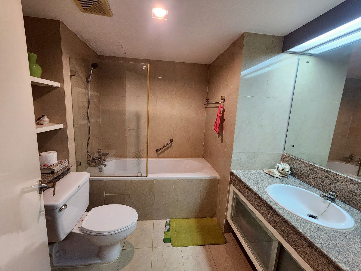 picture Rent : Renovated, elegant and spacious condo, Bangkok riverside. 2 Beds, 2 baths w/bathtub, 2 balconies. - 7/11
