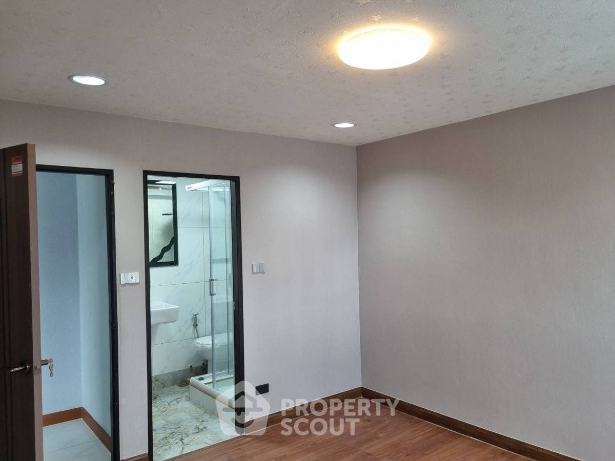 picture 2-BR Condo at D.S. Tower 2 Sukhumvit 39 Condominium near MRT Sukhumvit (ID 882560) - 11/17