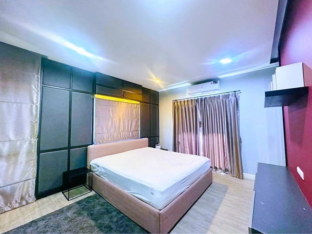 picture Luxury mansion with built-in fur ChuanChuen Golf Club 2.7km Sarasas Ratchaphruek Sch 3-4bed - 2/8