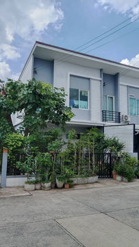 ขายด่วน ทาวน์เฮ้าส์ 2 ชั้น คาซ่า ซิตี้ Casa City ดอนเมือง เนื้อที่ขนาด 25.20 ตารางวา 3ห้องนอน 2ห้องน้ำ หลังมุม ติดสวน ถนนเมน เดินทางสะดวก 