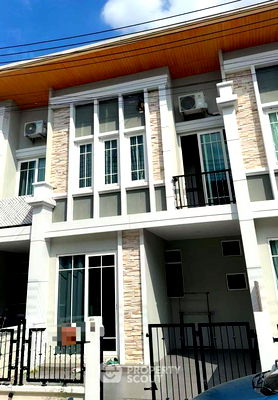 Townhouses for sale Bang Lamung Chonburi : 4-BR Townhouse close to East Pattaya (ID 2159565)