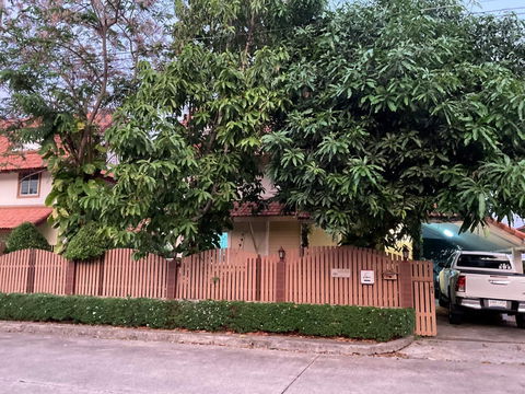 Call : 085-888-2897 หมู่บ้านเก้าพอเพียง ถนนรังสิต-นครนายก คลอง 7 ธัญบุรี ปทุมธานี 56.3 ตารางวา 3 ห้องนอน 2 ห้องน้ำ จอดรถได้หลายคัน ใกล้โลตัส คลอง 7