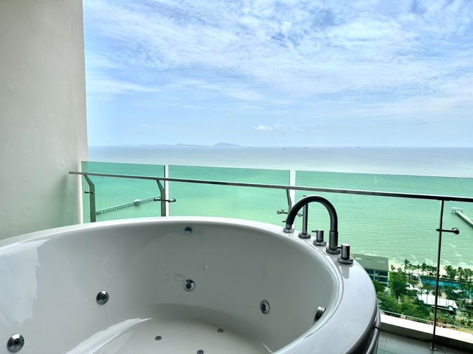 For Sale : Casalunar Paradiso 3 bedrooms, 2 bathrooms, area 151 sq m, 24th floor, Building C - Condo next to the sea, Chonburi