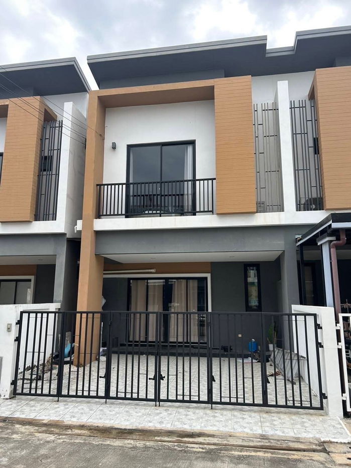 picture Town Home For Rent // Viridian Prompt - 4/18