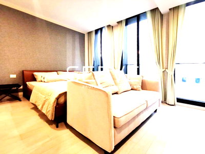 Condos for rent Chulalongkorn University : 🔥30K🔥-Studio with Partition Bright Style Prefect Location BTS Phloen Chit Next to Central Embassy at Noble Ploenchit Condo / For Rent