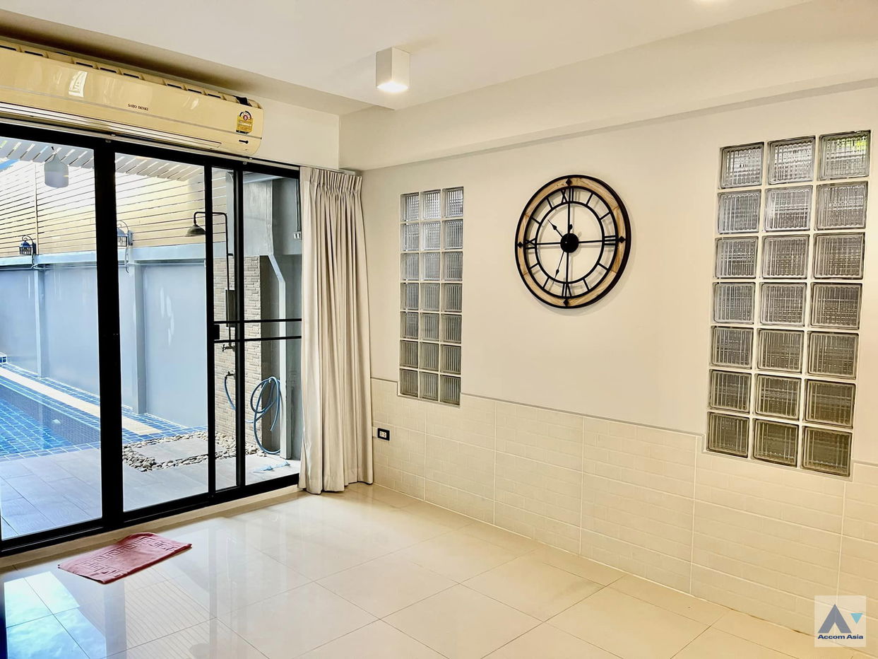 รูป 🔼🔽 AccomA 📩 Sunlit family home with private garden and pool in Sukhumvit (AA24620) - รูปที่ 9/15