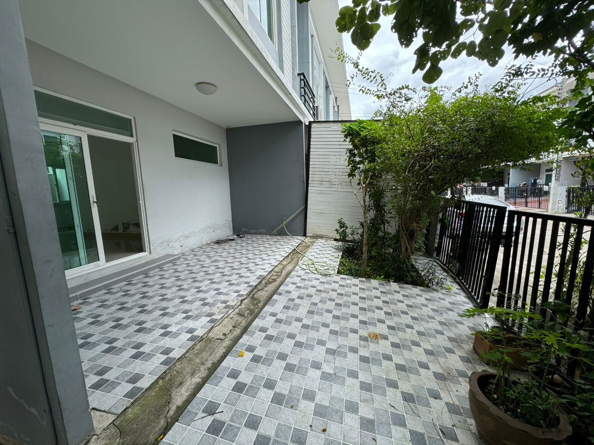 รูป ขายด่วน ทาวน์เฮ้าส์ 2 ชั้น คาซ่า ซิตี้ Casa City ดอนเมือง เนื้อที่ขนาด 25.20 ตารางวา 3ห้องนอน 2ห้องน้ำ หลังมุม ติดสวน ถนนเมน เดินทางสะดวก  - รูปที่ 2/10