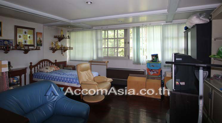 picture 🔼🔽 AccomA 📩 Vintage-style house with red stair and open layout (110169) - 5/8