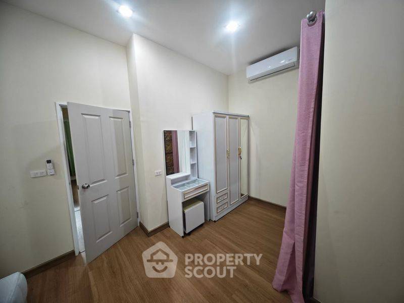picture 4-BR Townhouse close to East Pattaya (ID 2159565) - 9/12