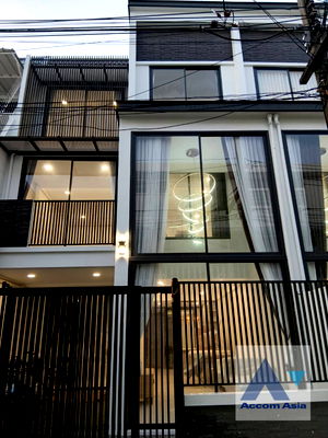 ขายทาวน์โฮม : 🔼🔽 AccomA 📩 Elegant townhouse with natural light and modern layout (AA42421)