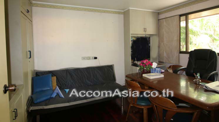 picture 🔼🔽 AccomA 📩 Vintage-style house with red stair and open layout (110169) - 4/8