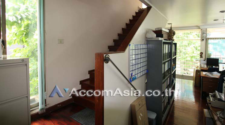 picture 🔼🔽 AccomA 📩 Vintage-style house with red stair and open layout (110169) - 3/8