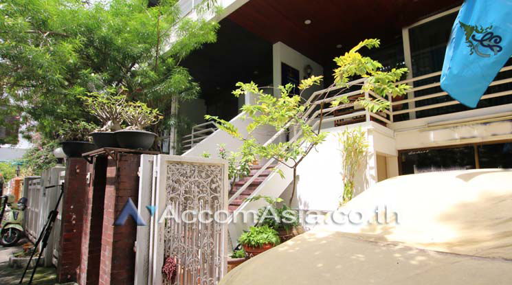 picture 🔼🔽 AccomA 📩 Vintage-style house with red stair and open layout (110169) - 8/8