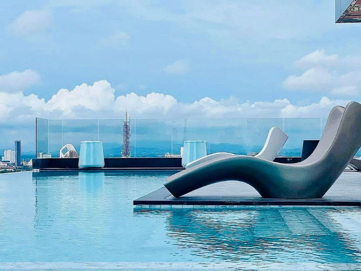 picture Why buy this unit? Quiet, private, good atmosphere, views both day and night. - 18/20