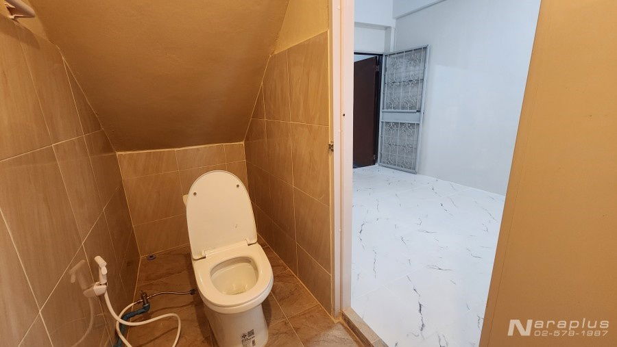 รูป 68070878 : ขายทาวน์เฮ้าส์ 2 ชั้น ตกแต่งใหม่ บนที่ดิน 18 ตร.ว. หมู่บ้านมโนรมย์ 1 เลี่ยบคลองสอง 18 คลองสามวา กรุงเทพ - รูปที่ 9/16