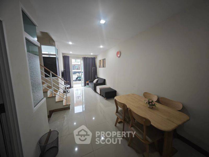 picture 4-BR Townhouse close to East Pattaya (ID 2159565) - 2/12