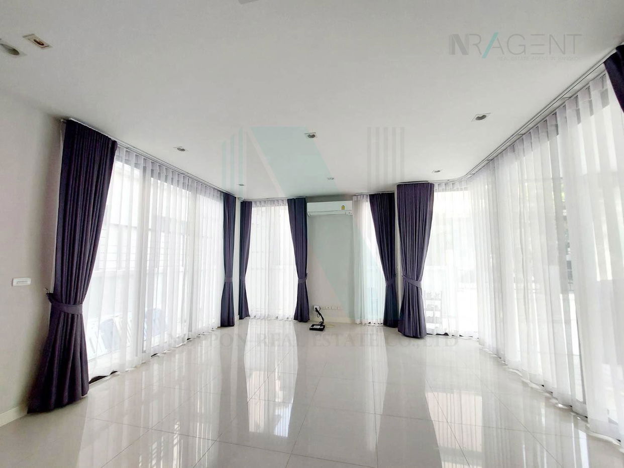 picture 🚩 For Rent 3-story Twin house BAAN KLANG MUANG CLASSE EKKAMAI - RAMINTRA 4 bedroom 4 bathroom - 1/8