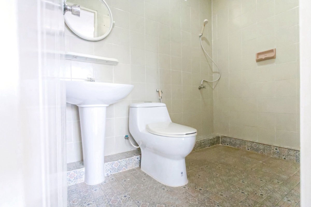 picture S348 🎼 3-storey townhouse, Soi Inthamara 35, newly renovated, suitable for an office, only 6.5 million baht, ready to transfer for free. - 4/23