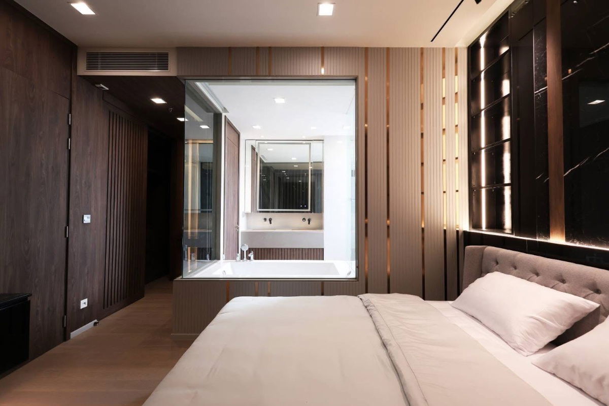 picture The ESSE                     Asoke  - 7/10