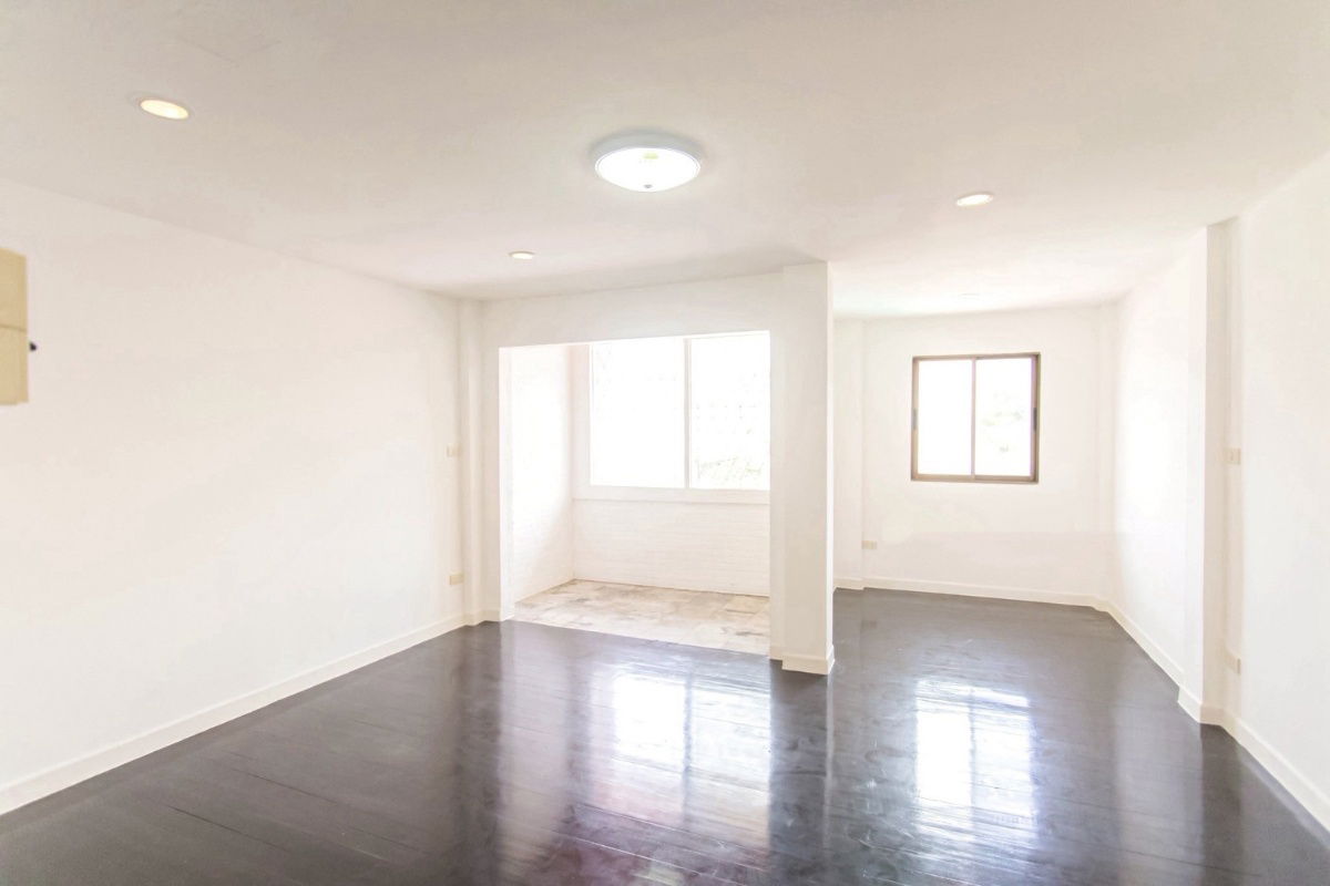 picture S348 🎼 3-storey townhouse, Soi Inthamara 35, newly renovated, suitable for an office, only 6.5 million baht, ready to transfer for free. - 6/23