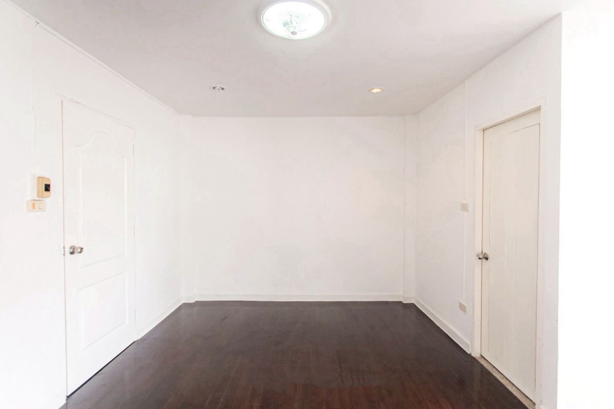 picture S348 🎼 3-storey townhouse, Soi Inthamara 35, newly renovated, suitable for an office, only 6.5 million baht, ready to transfer for free. - 8/23