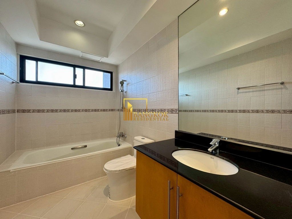 รูป Renovated 3 Bedroom Apartment For Rent in Phrom Phong - BR21064AP - รูปที่ 27/47