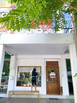 Ekkamai Market 500m. Donki Mall Thonglor 900m. ARL Ramkhamhaeng 1.7km. Commercial building for rent
