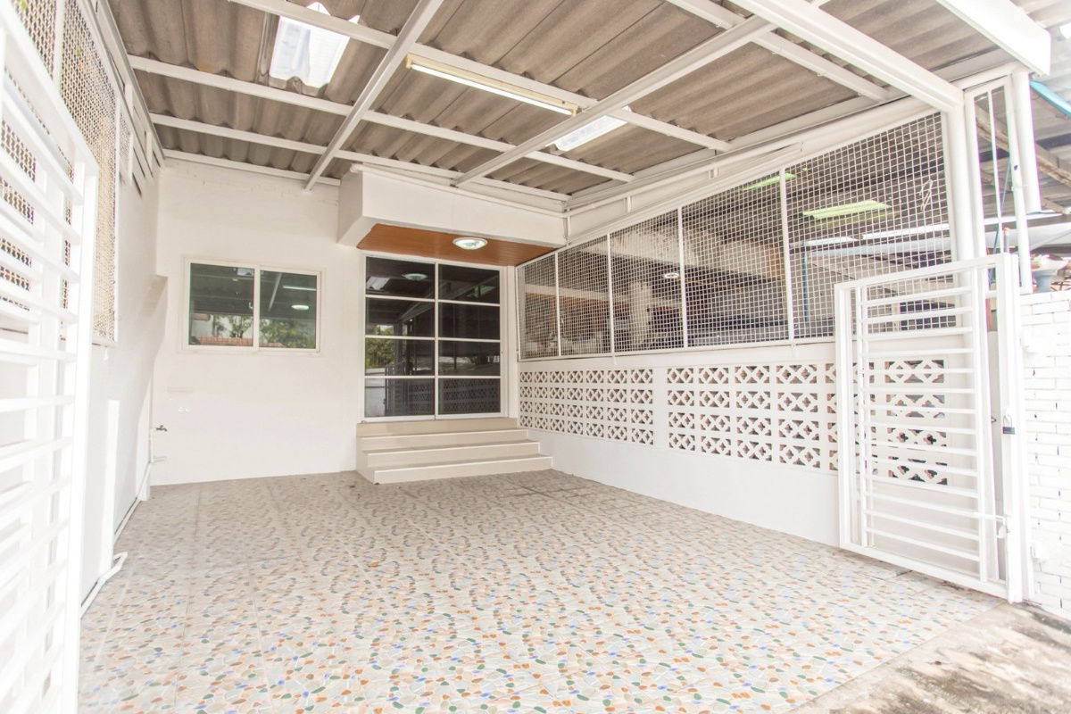 picture S348 🎼 3-storey townhouse, Soi Inthamara 35, newly renovated, suitable for an office, only 6.5 million baht, ready to transfer for free. - 22/23