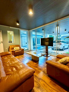 Luxury house with tenants, income starting from the transfer date