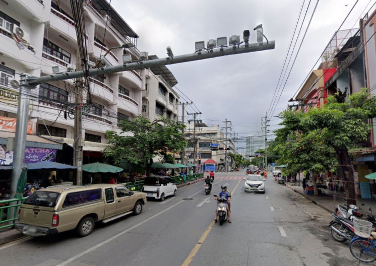 รูป ขายที่ดินพร้อมบ้านหรูติดถนนใหญ่นครไชยศรี สภาพดี ที่จอดรถกว้าง - รูปที่ 4/6