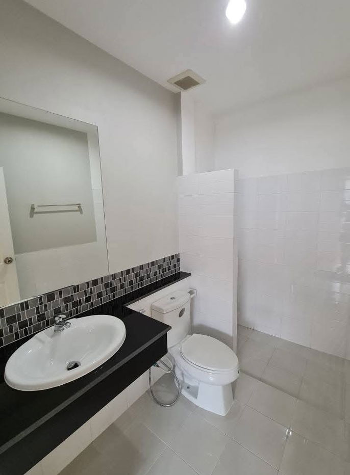 รูป บ้านใหม่พร้อมอยู่ เจ้าของขายเอง ติดถนนใหญ่ ไม่ต้องเข้าซอย - รูปที่ 12/15
