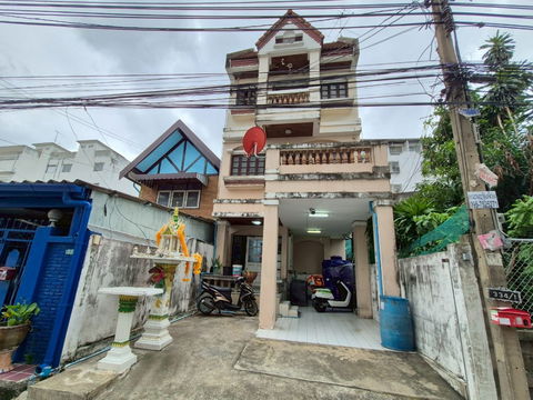 ขายด่วน หอพัก-ห้องเช่า 4 ชั้น 28 ตร.ว. ราคาดี โซนรัชดา ซอยเปรมสมบัติแยก 6 ใกล้ MRTศูนย์วัฒนธรรม