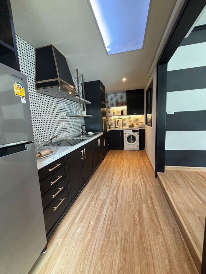 picture Showroom 2-storey townhome for sale, fully furnished, ready to move in, located in t🏡 he prime Pattanakarn area, within a Sansiri development. - 6/14