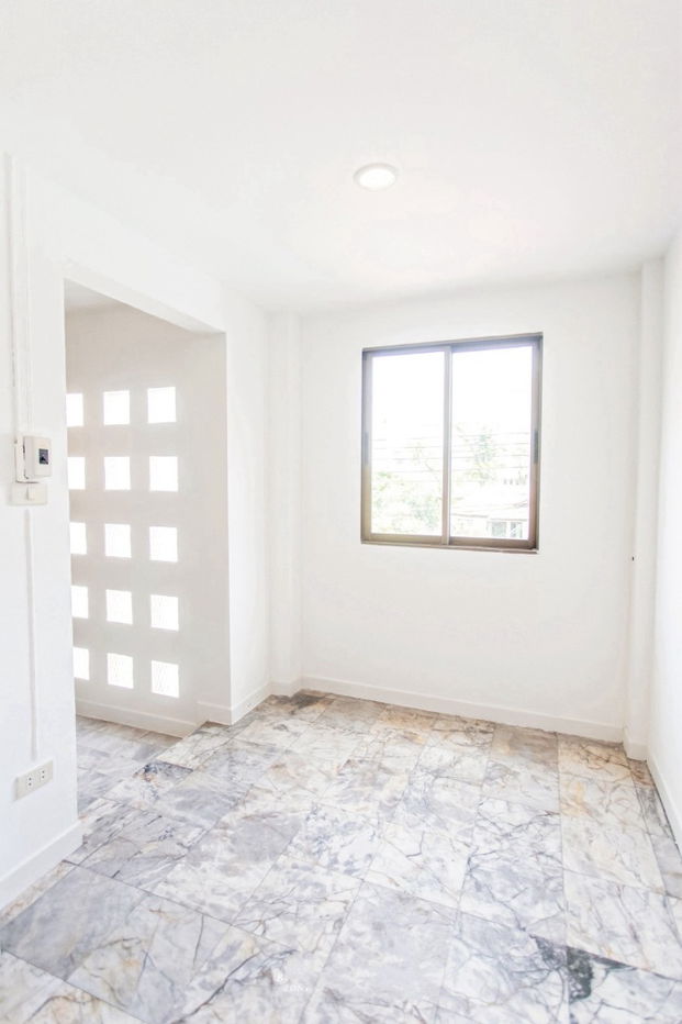 picture S348 🎼 3-storey townhouse, Soi Inthamara 35, newly renovated, suitable for an office, only 6.5 million baht, ready to transfer for free. - 13/23