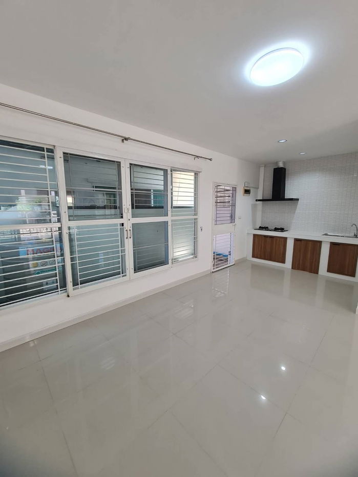 รูป บ้านใหม่พร้อมอยู่ เจ้าของขายเอง ติดถนนใหญ่ ไม่ต้องเข้าซอย - รูปที่ 5/15