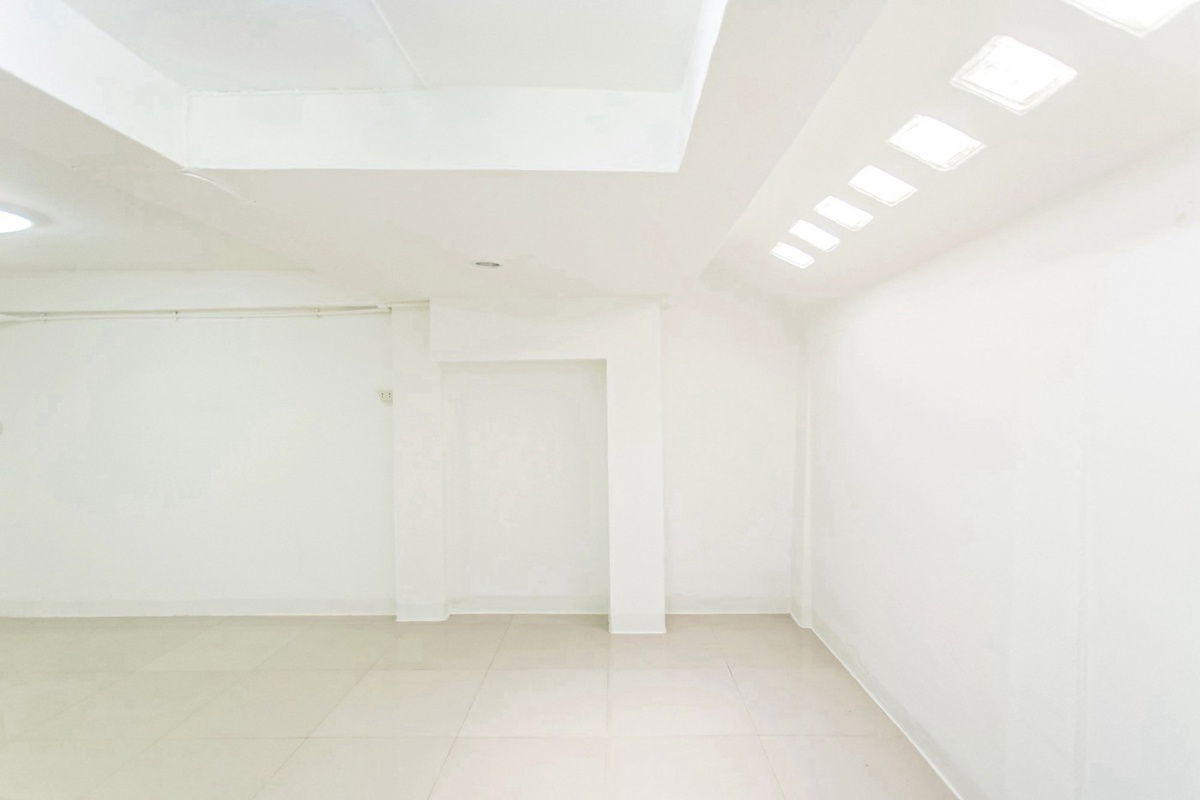 picture S348 🎼 3-storey townhouse, Soi Inthamara 35, newly renovated, suitable for an office, only 6.5 million baht, ready to transfer for free. - 17/23