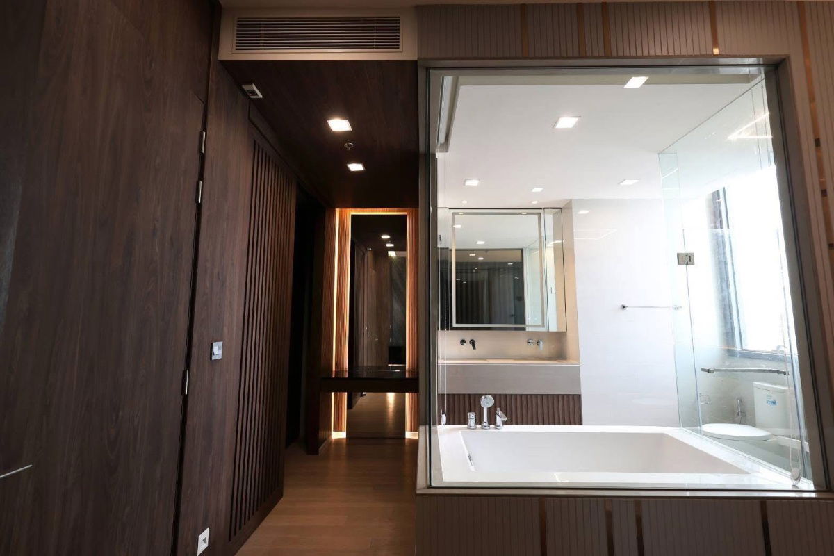 picture The ESSE                     Asoke  - 8/10