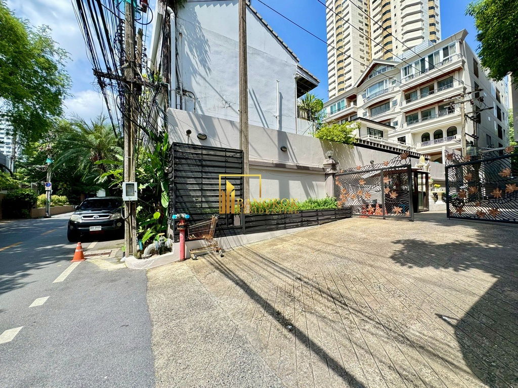 รูป Renovated 3 Bedroom Apartment For Rent in Phrom Phong - BR21064AP - รูปที่ 47/47