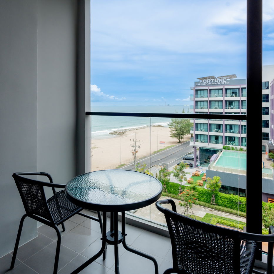 picture Brand-new Seaview 1Bedroom Suite with Pool, Gym, WiFi - 4/11
